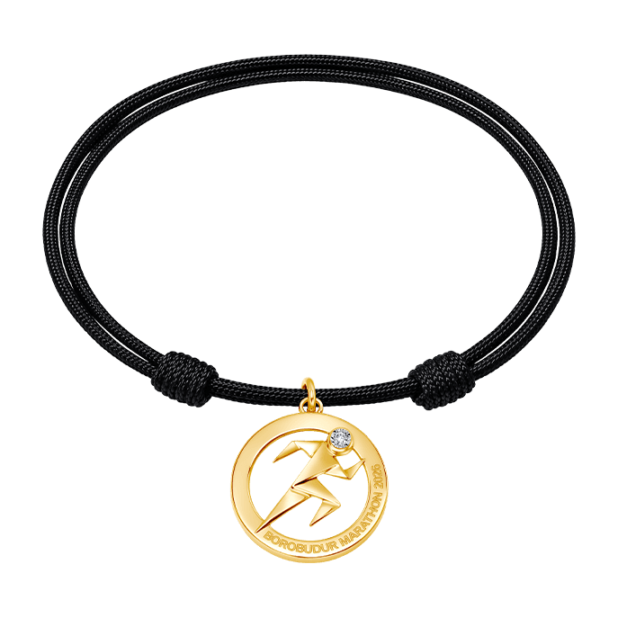 Charm Borobudur Marathon 2026 pada gelang tali hitam