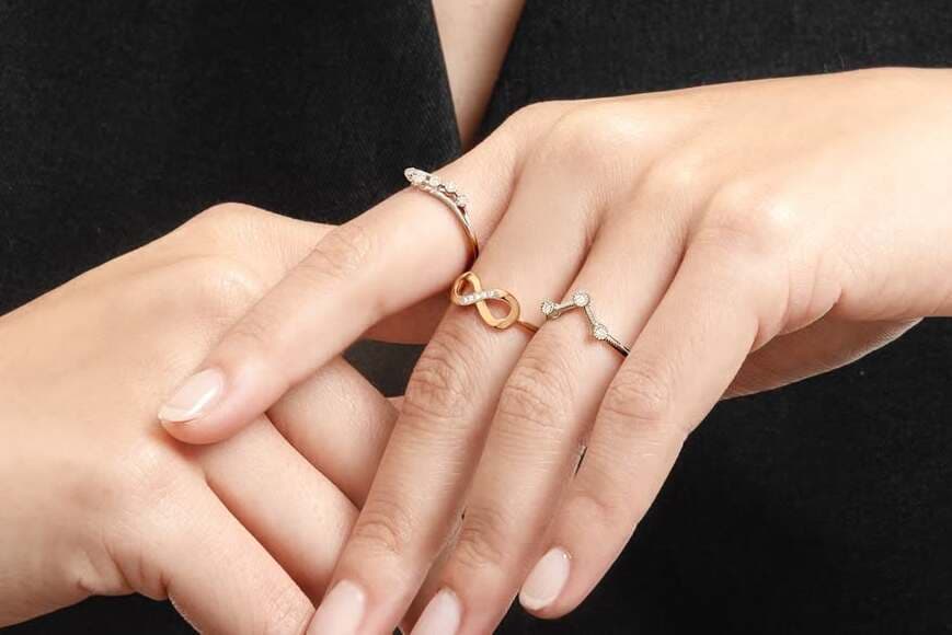 Tips Styling Cincin Wanita agar Tampilan Lebih Elegan dan Berkelas di Setiap Momen