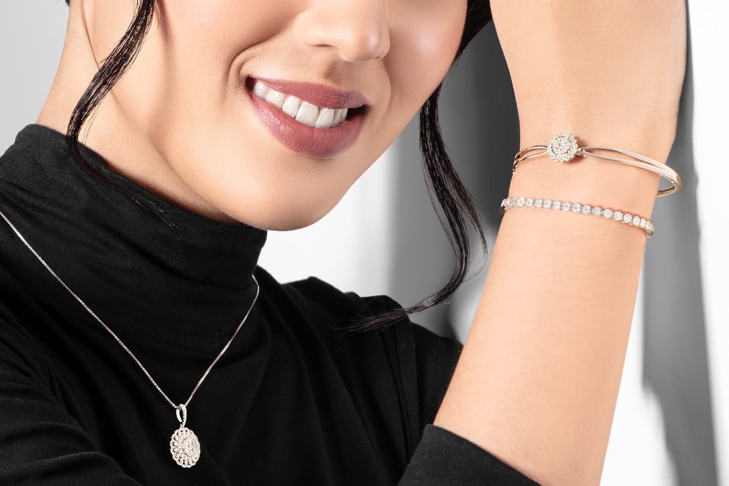 Gelang Emas Putih 9K vs 18K: Mana yang Lebih Sesuai dengan Karakter dan Gaya Anda?