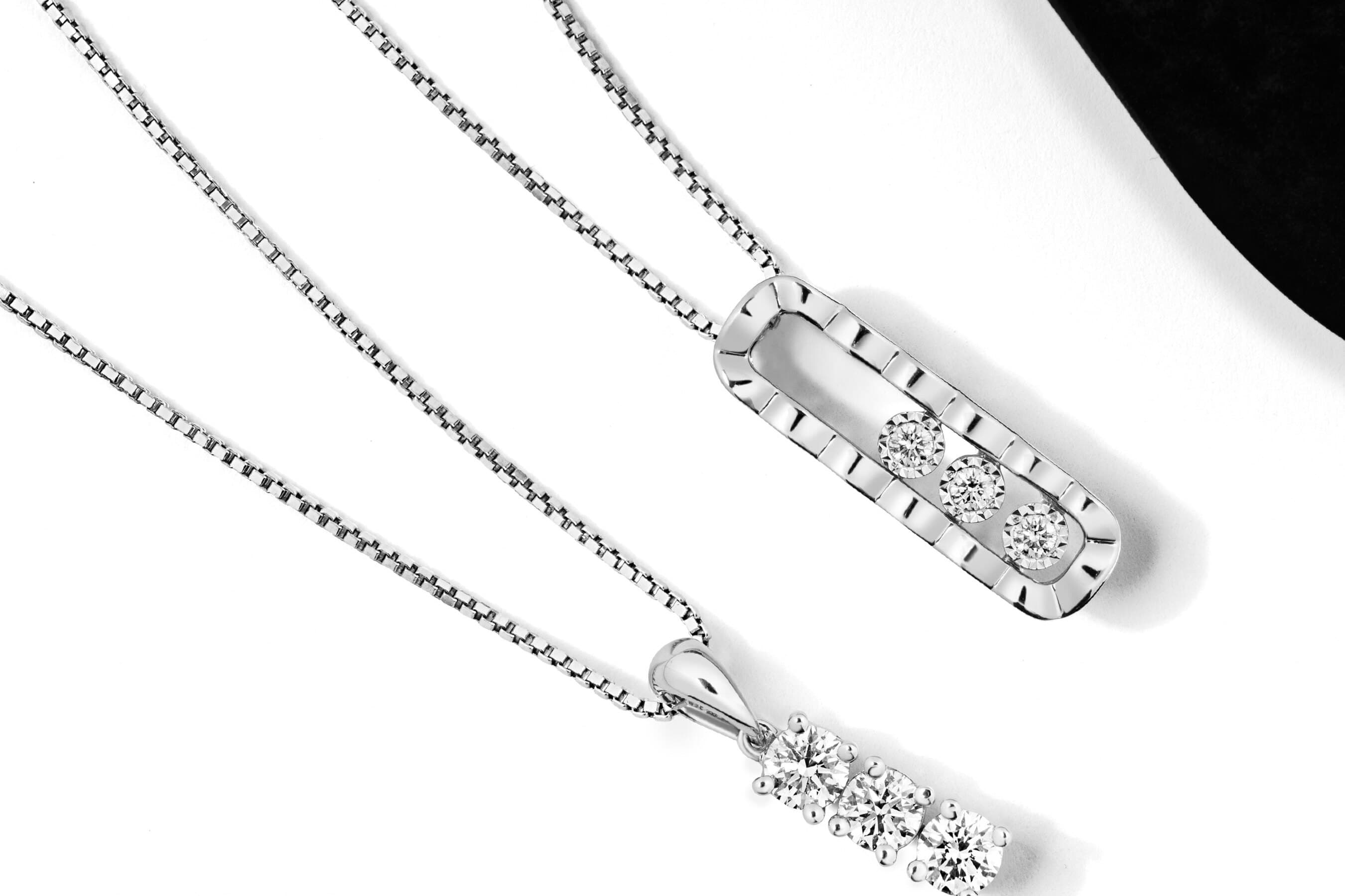 Liontin Kalung Emas Simple dengan Desain Berlian Trilogy, Intip Keindahan dan Maknanya!
