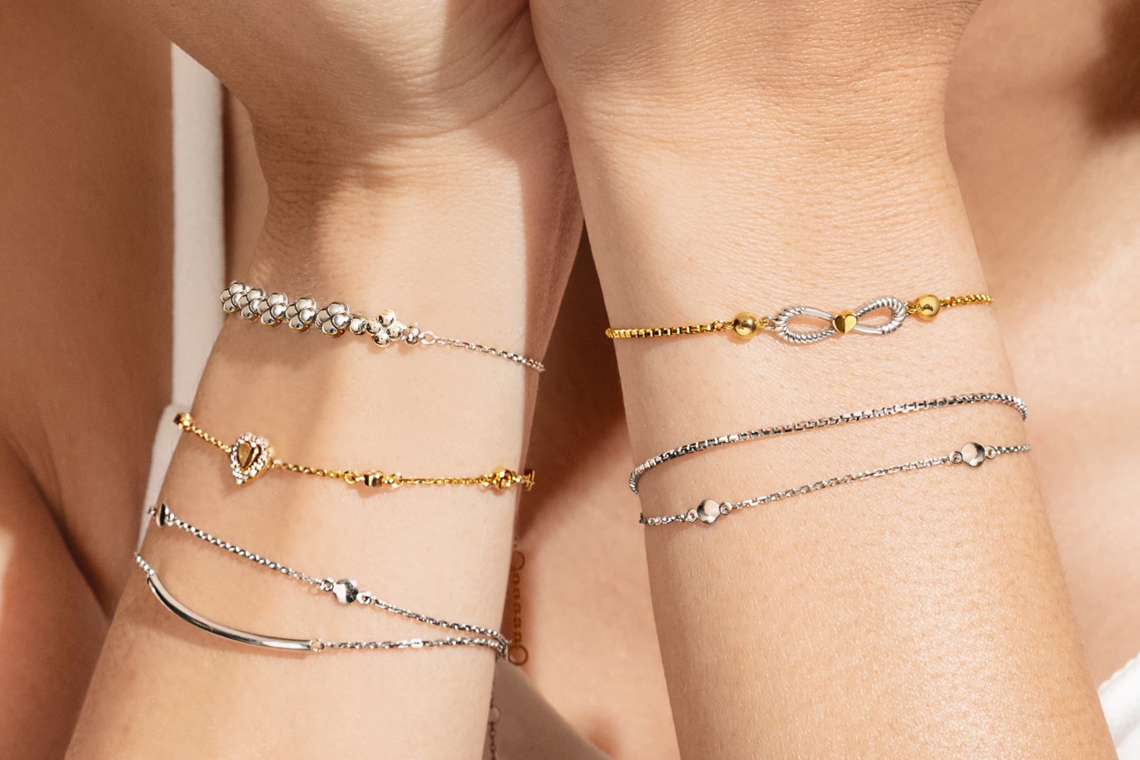 5 Cara Memadukan Gelang Emas Putih dengan Outfit Kasual hingga Formal