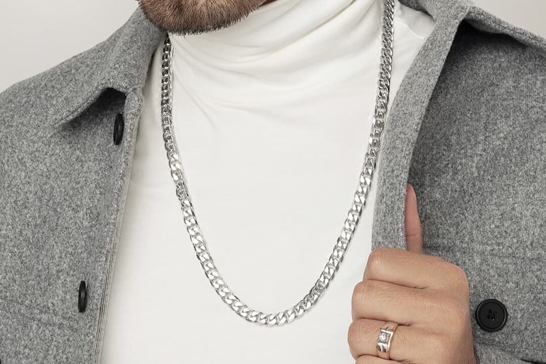 Inspirasi Styling Kalung Emas Pria untuk Tampilan Maskulin yang Lebih Stylish