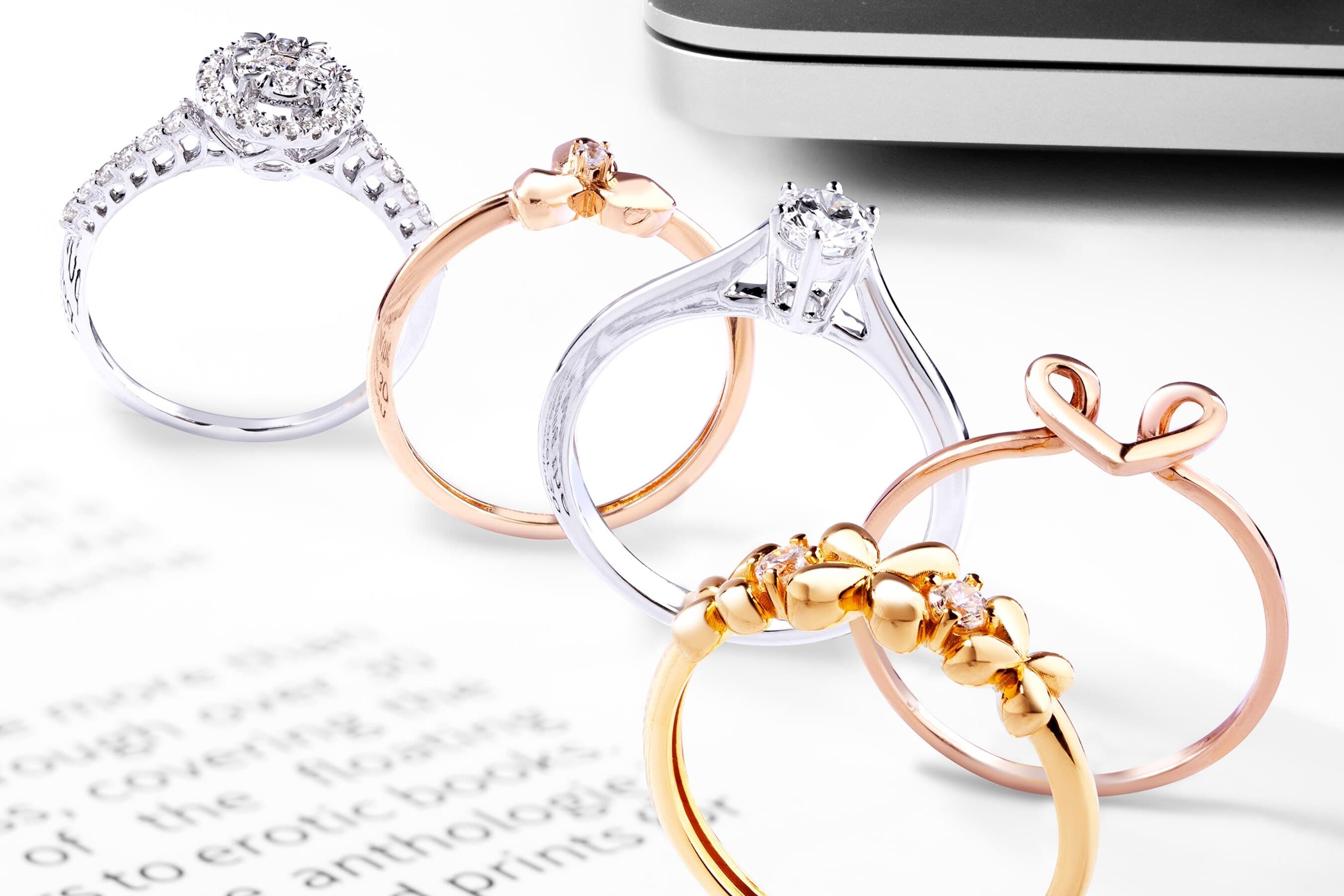 5 Inspirasi Cincin Emas Model Terbaru 18K Desain Rantai, Hati, Bulat, hingga Silang