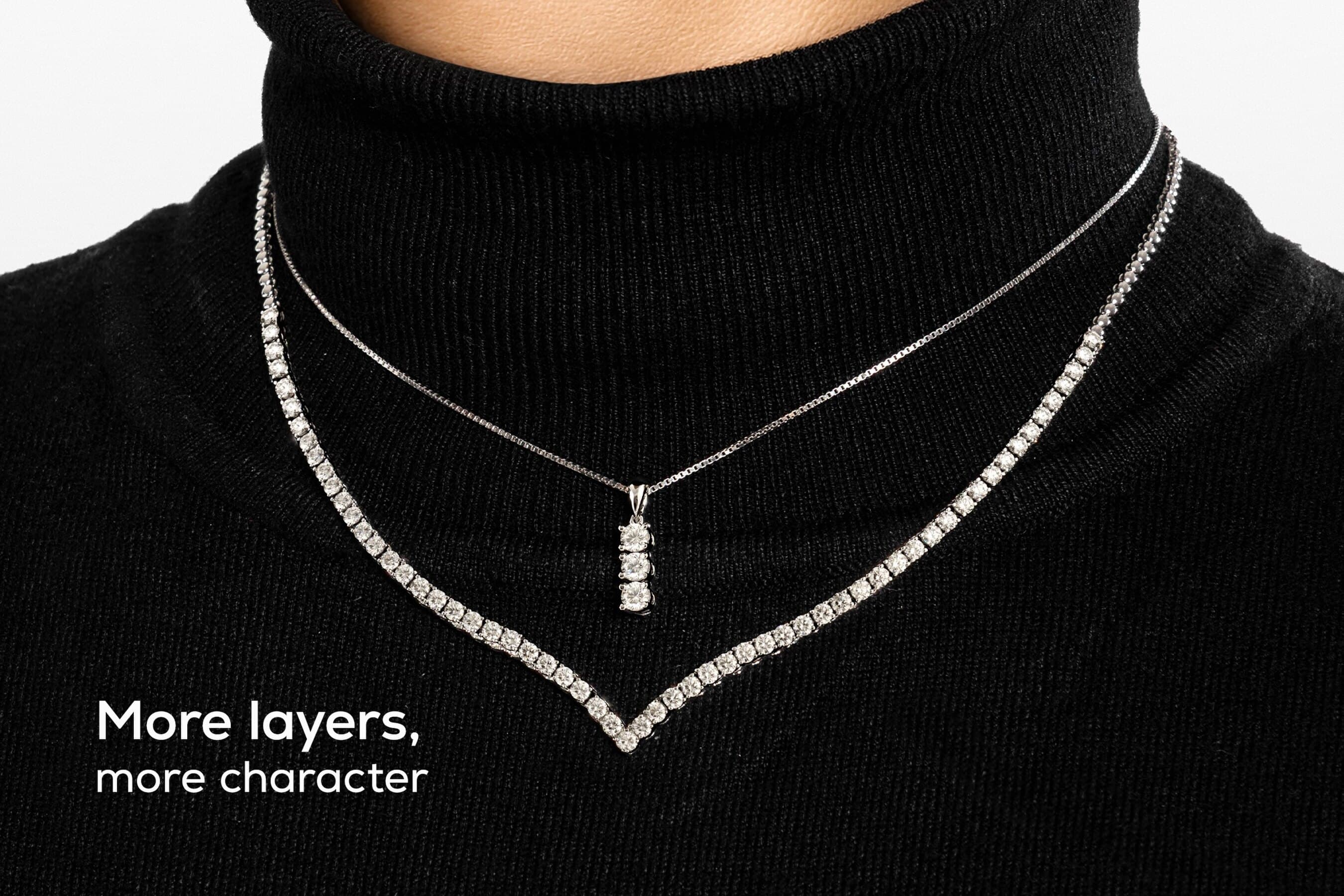 Trend Kalung Emas Putih V-Shaped yang Membuat Leher Terlihat Jenjang