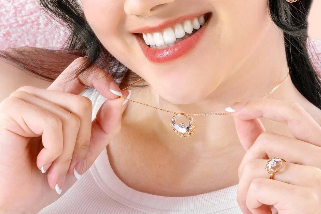 Kalung Emas Wanita dengan Berlian Koleksi Kasmaran, Manis Dipakai untuk Momen Romantis