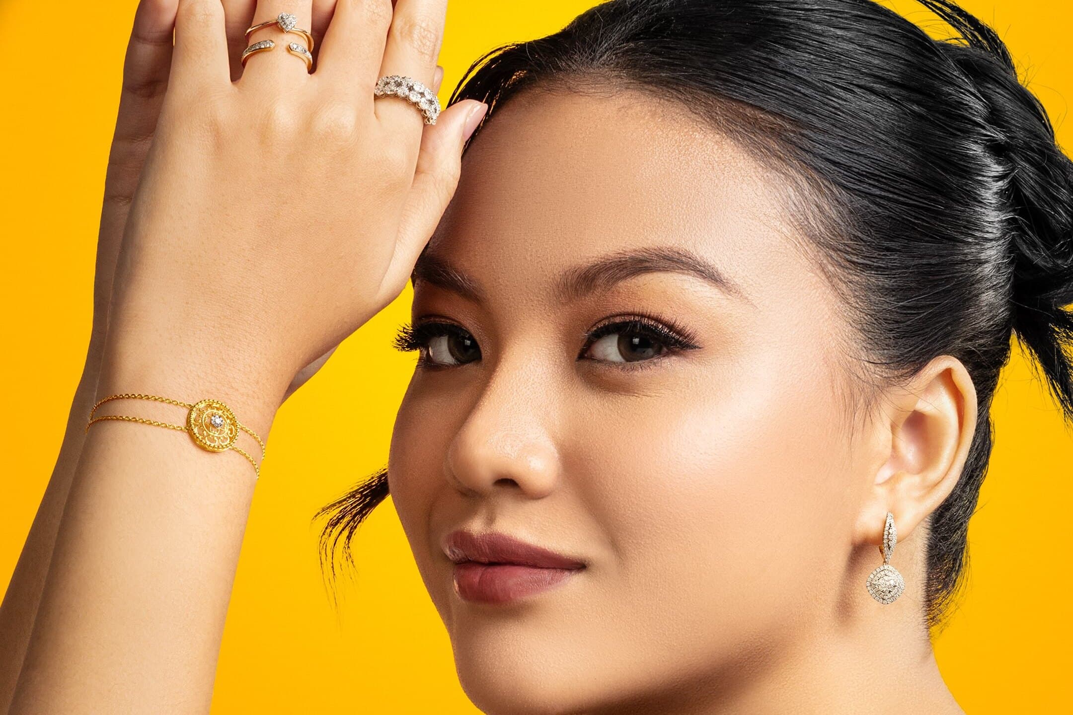 Keistimewaan Anting Emas Putih Berlian, Must-Have Jewelry untuk Setiap Wanita