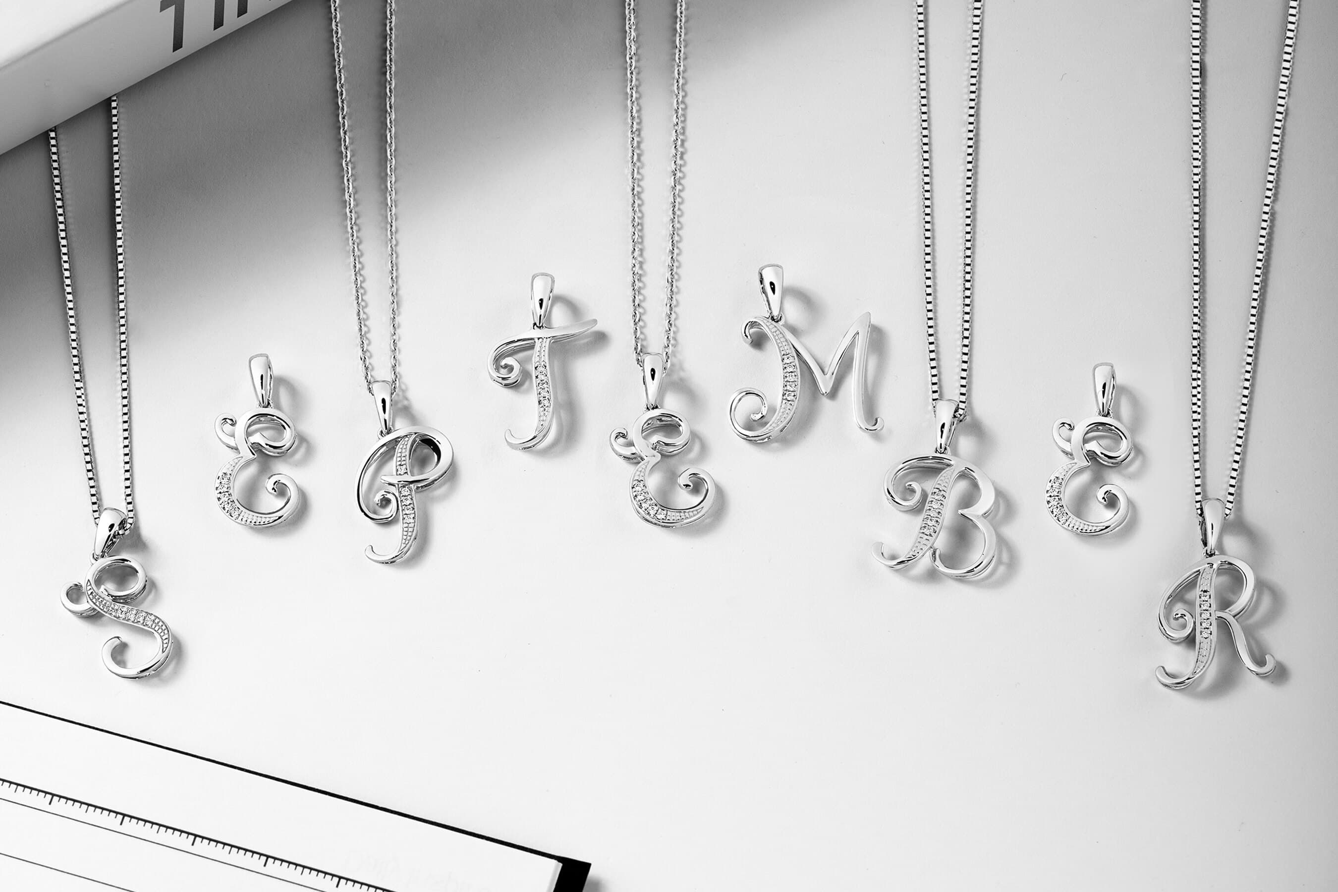 Couple Jewelry, Tren Mengenakan Liontin Huruf Bareng sama Kekasih Anda!