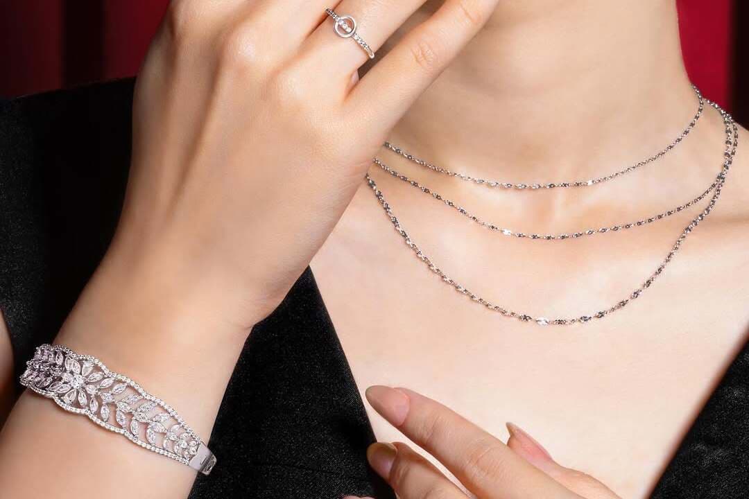 Harga Kalung Emas Putih yang Cocok untuk Momen Spesial di Bulan Kasih Sayang