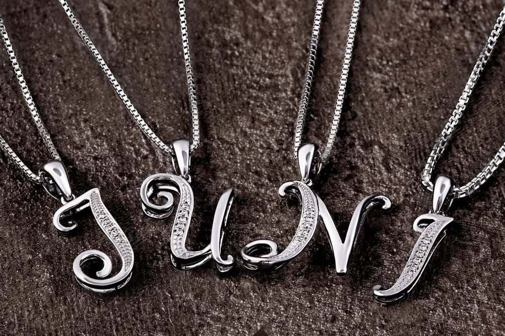 Liontin Huruf 18K dari A - Z: Sentuhan Personal yang Untuk Tampilan Sehari-Hari