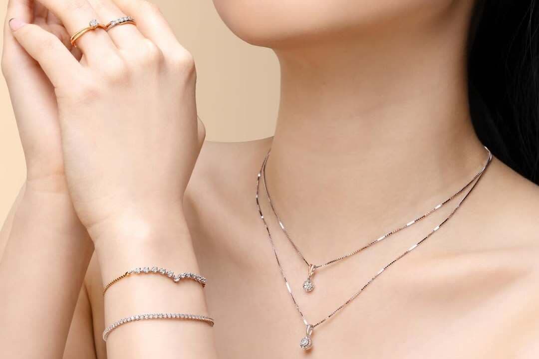 Inspirasi Styling kalung berlian untuk Tampilan Sehari-hari yang Chic dan Elegan