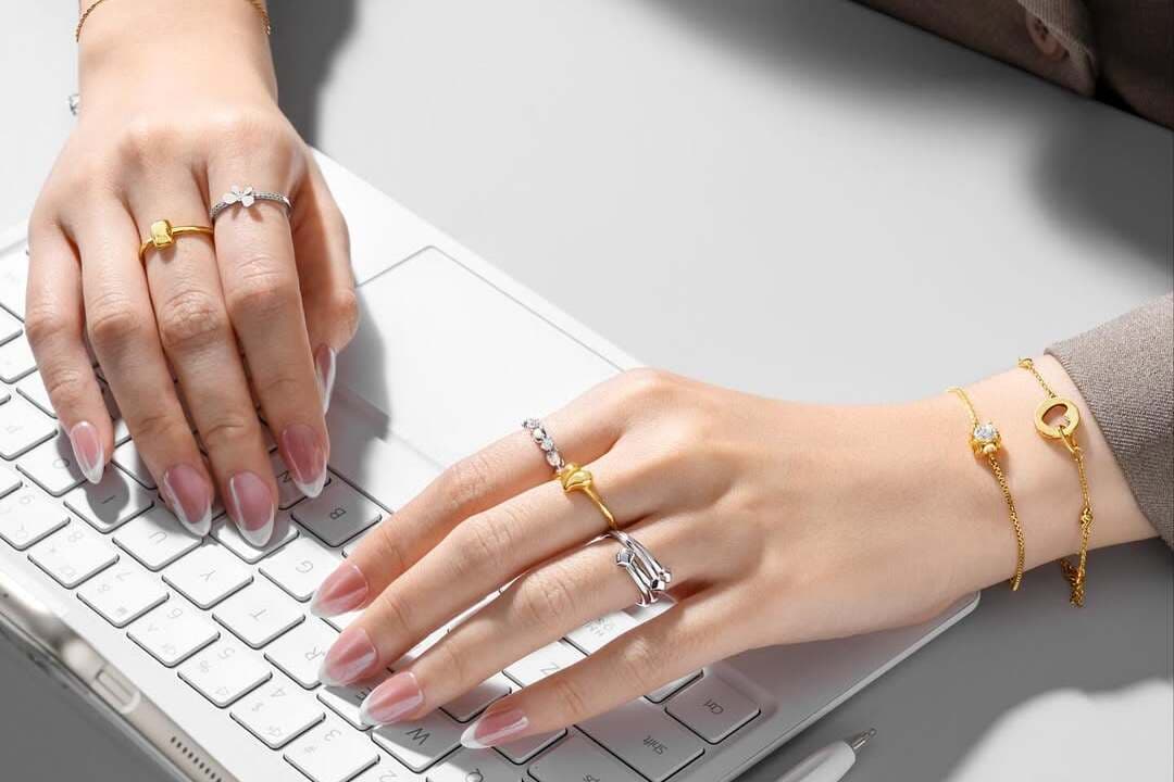 Tren Model Cincin Emas Wanita Terbaru untuk Gaya Elegan & Stylish Untuk Office Look