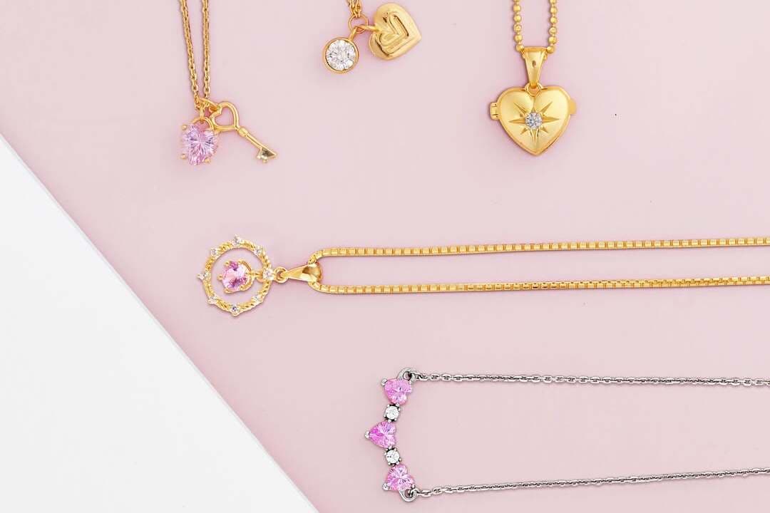 Intip Harga Kalung Emas 2 Gram dengan Permata Pink yang Manis dari The Palace!