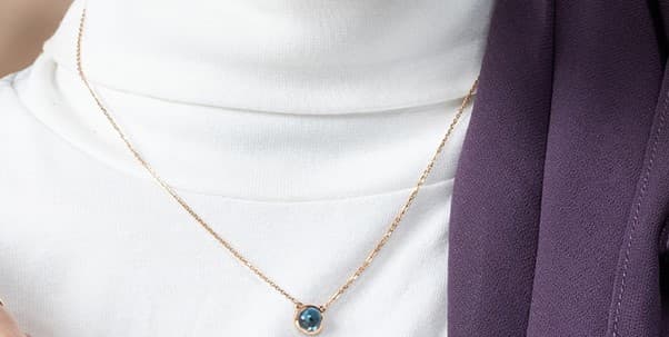 Tampilan Elegan Profesional: 7 Tips Styling Model Kalung Emas untuk ke Kantor