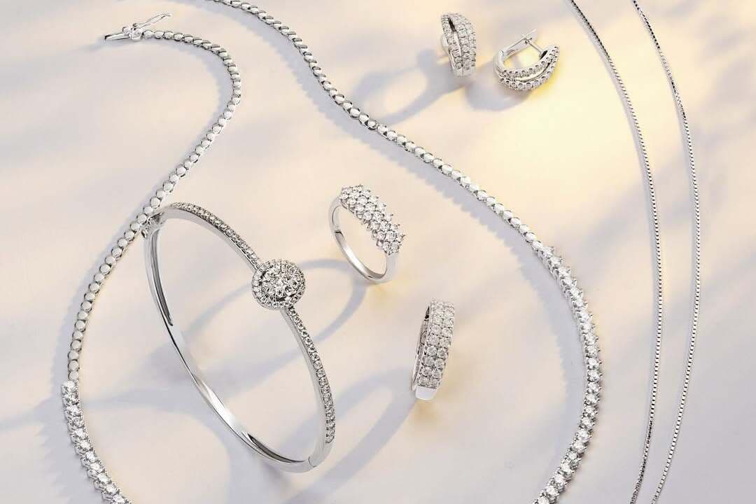 Rekomendasi Kalung Emas Putih Wanita Terbaru, Dari Look Simpel hingga Glamour