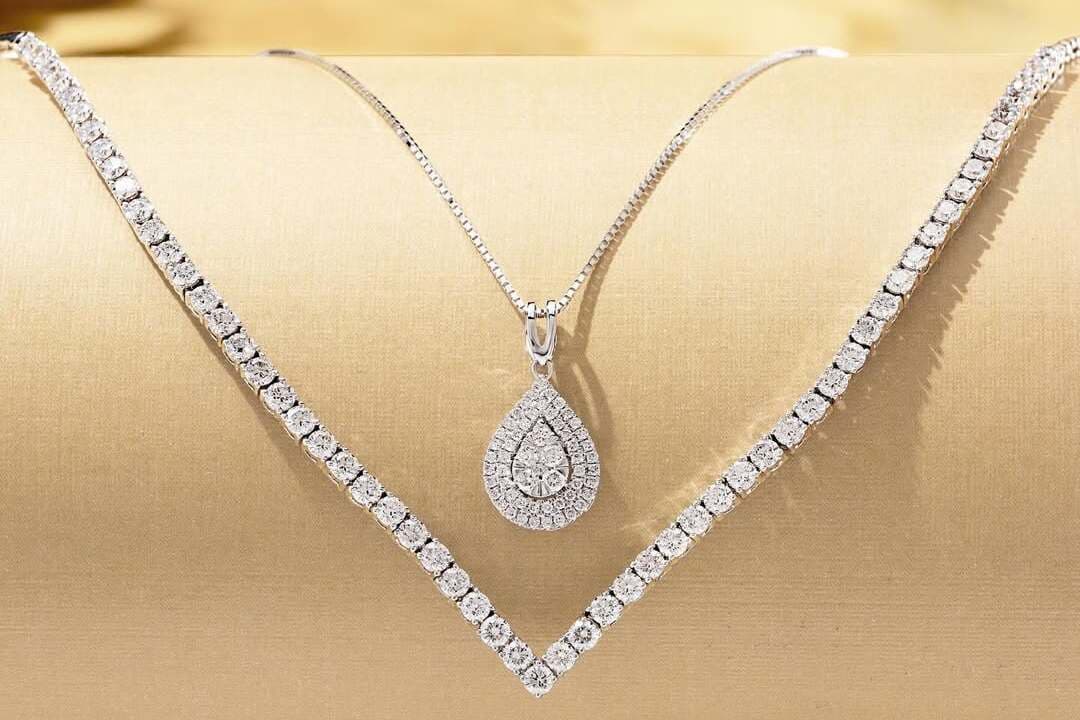 Kalung Emas Putih Simple Elegan Cocok nya Dengan Outfit Apa?