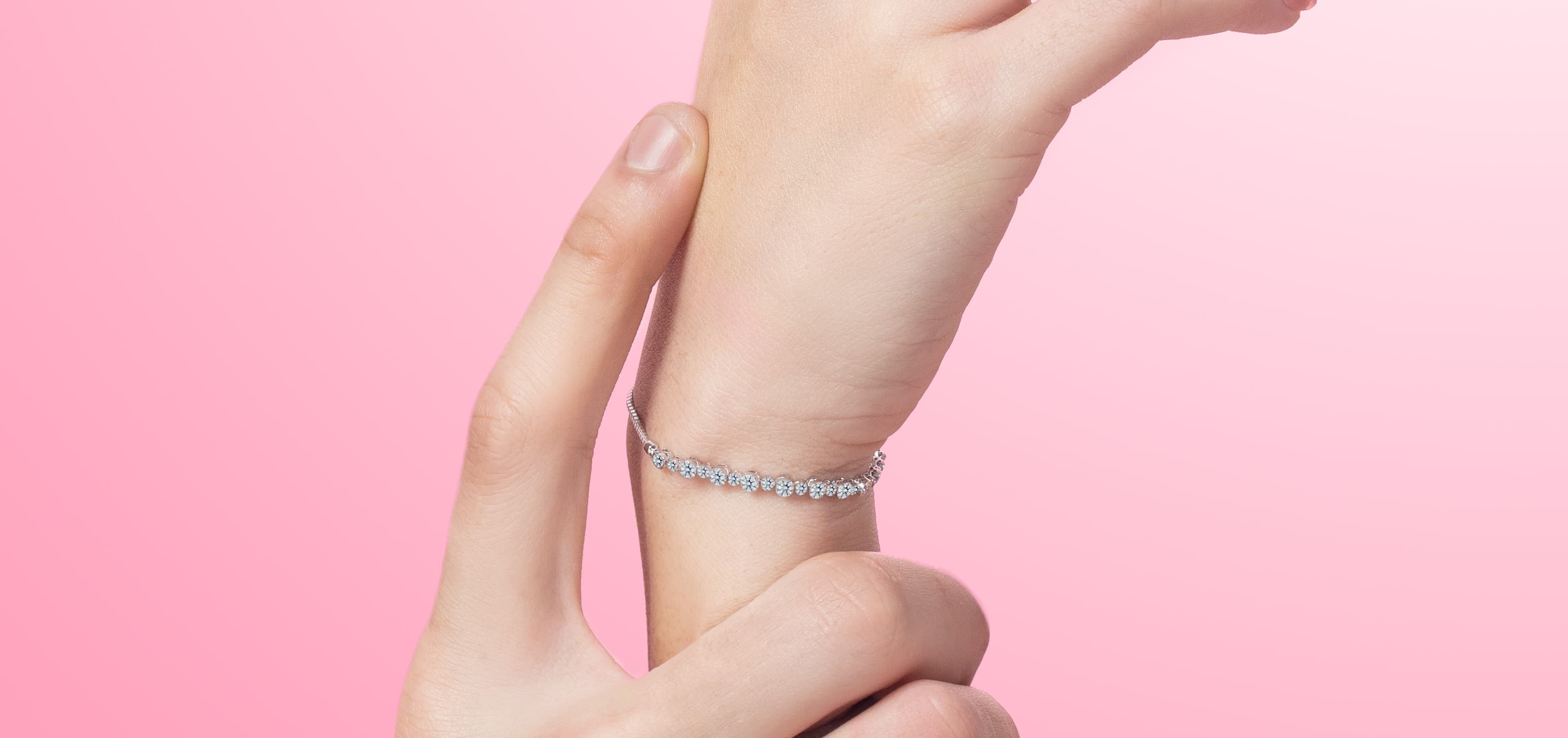 Pergelangan Tangan Pasanganmu Kecil? Ini Jenis Gelang Couple yang Tepat