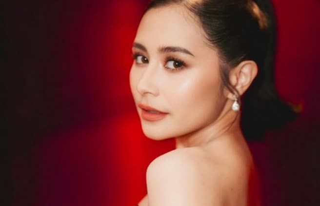 Pesona Prilly Latuconsina Memakai Anting Wanita The Palace di Premier Film 'All Access to Rossa 25 Shining Years'