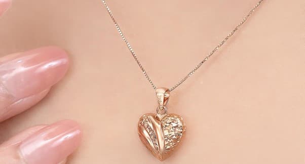 Ingin Menghadiahkan Perhiasan Terbaik untuk Kekasih? Kenali Dulu 4 Jenis Material Emas Ini