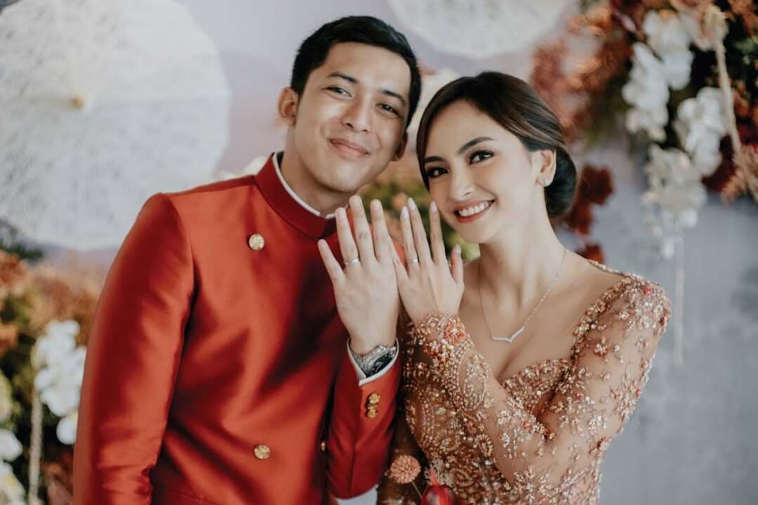 Inspirasi Wedding Ring dan Perhiasan dengan Desain Batik Ini Dikenakan oleh Valerie Tifanka, Lihat Koleksinya!