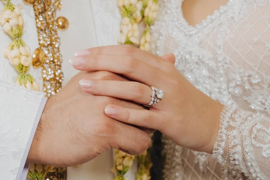 Cincin Nikah Emas Yang Tepat untuk Pernikahan dengan Kebaya Modern