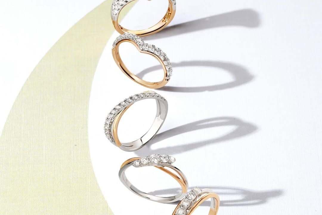 Sedang Mencari Model Cincin Kawin Terbaru dan Beda? Ini 2 Warna dalam Satu Cincin!