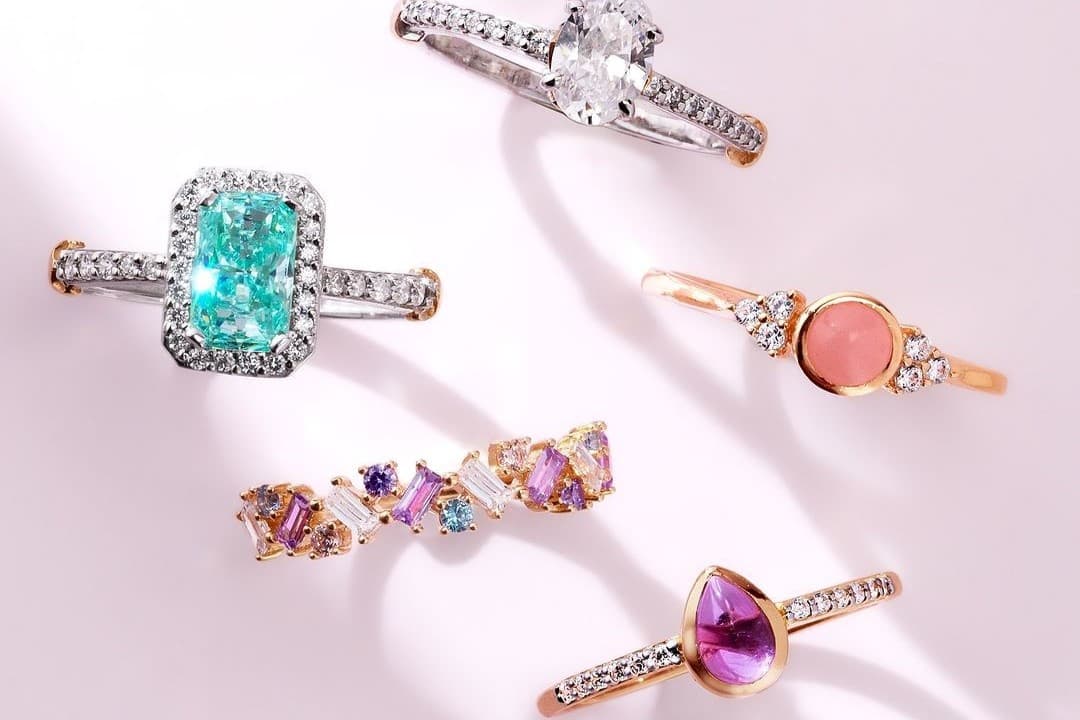 Ini Model Cincin Emas Wanita Simple untuk Outfit Warna Netral