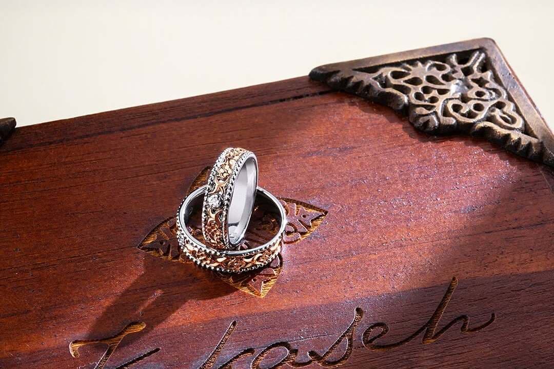 Keunikan Cincin Nikah Berlian Motif Batik yang Cocok Dipadukan dengan Kebaya