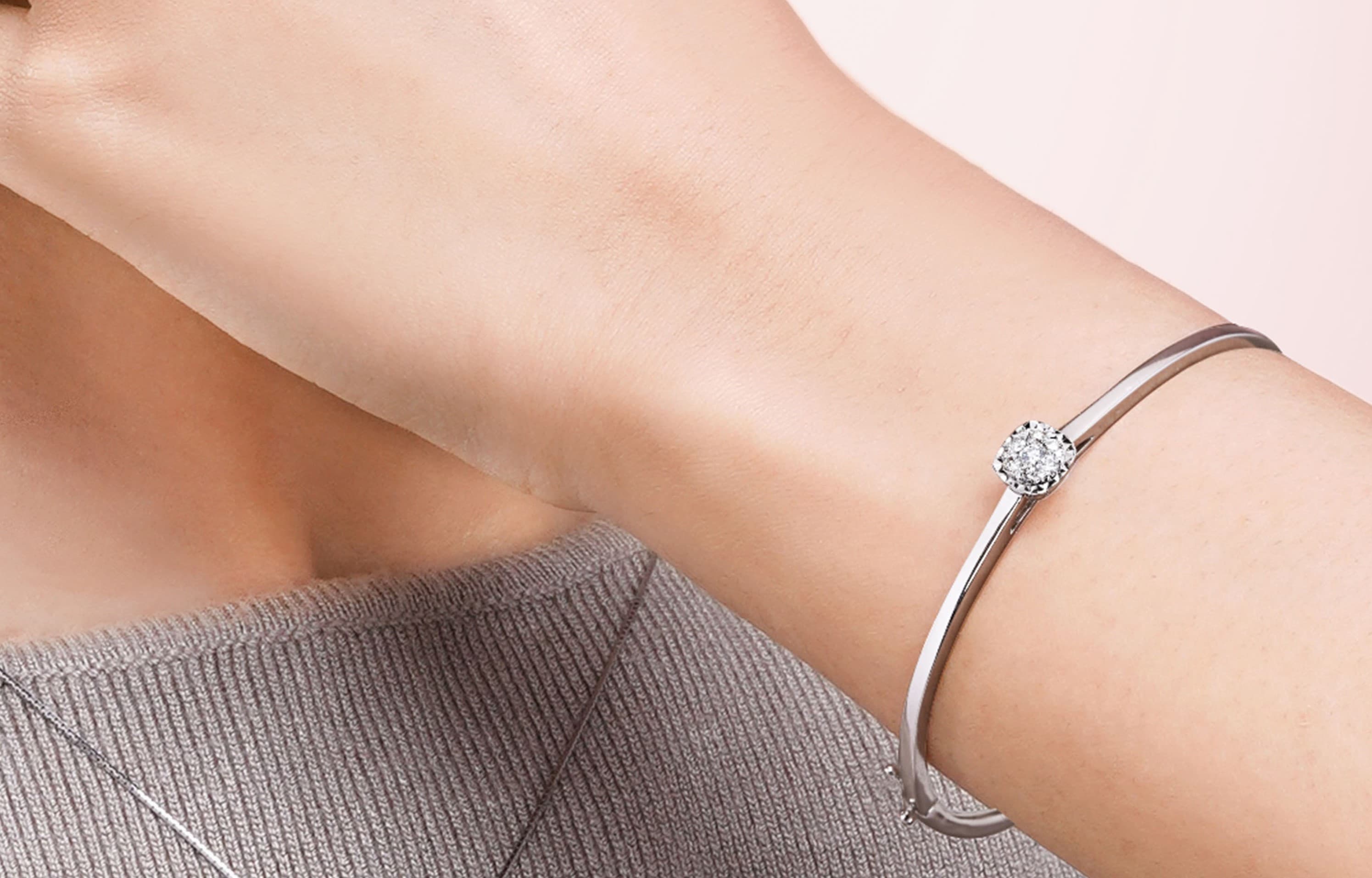 Sempurnakan Outfit ke Kampus dengan Model Gelang Emas Simple Elegan dengan Berlian