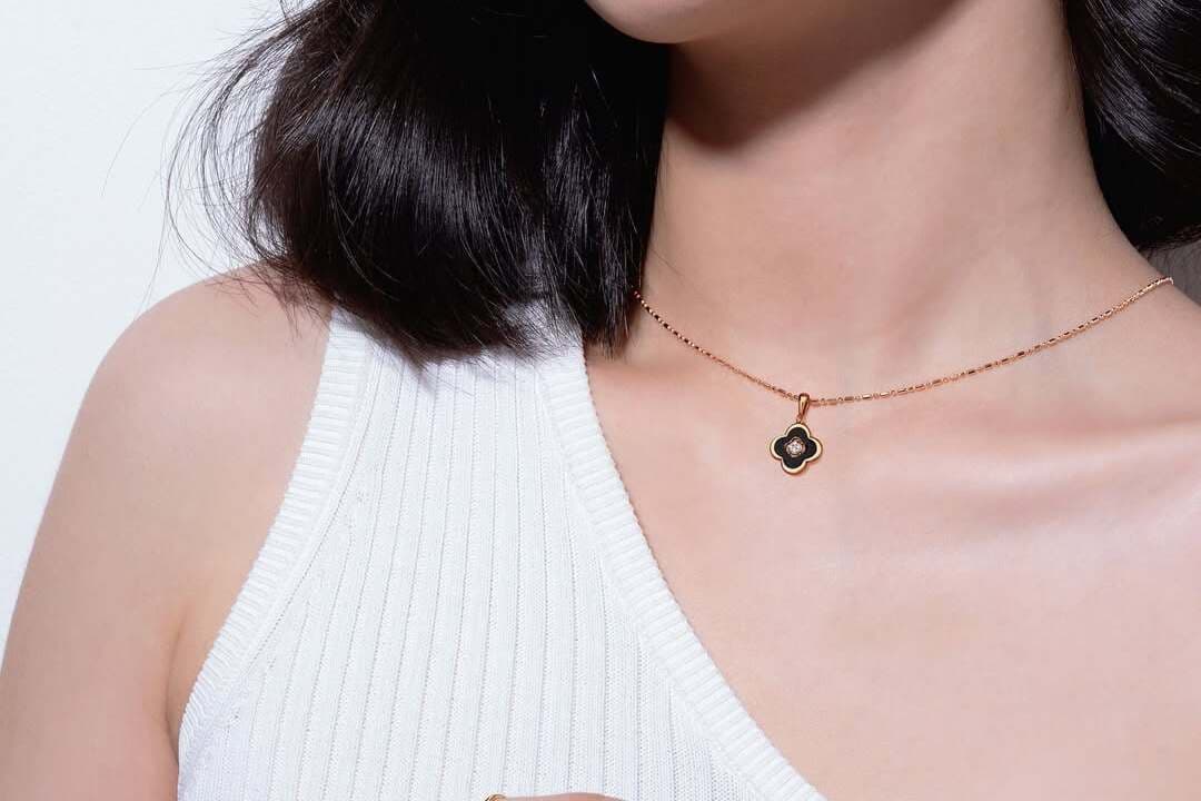 5 Tips Tampil Baru Kekinian dengan Kalung Liontin yang Berkilau!