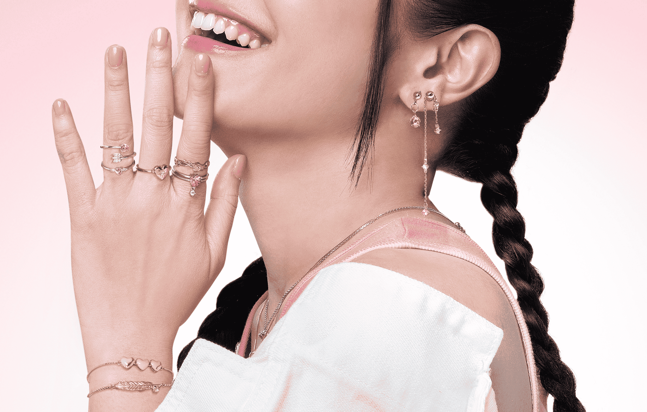 Sedang Tren! Ini Dia Beragam Anting Emas yang Timeless untuk Acara Wisuda