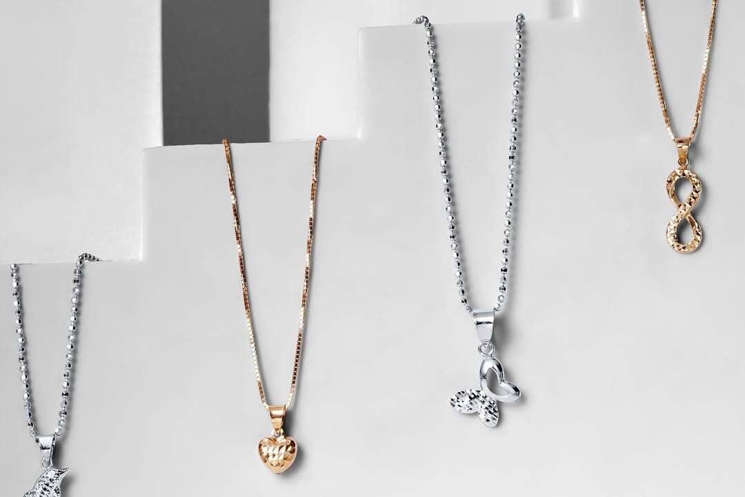 5 Cara Unik Memberikan Hadiah Liontin Emas Model Terbaru Untuk Kekasih