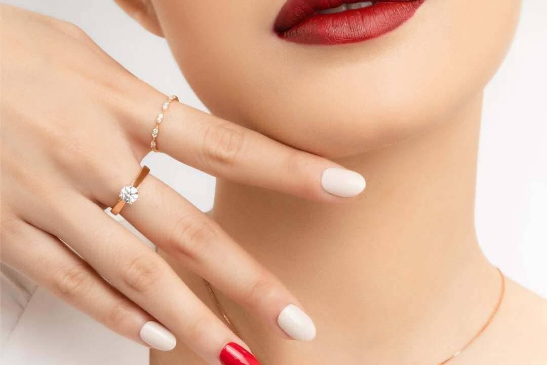 Tampil Serba Merah Saat Imlek, Kenakan Model Cincin Emas Simple Tapi Mewah dengan Berlian