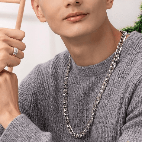 Bagaimana Cara Memakai Kalung Emas Putih Pria Yang Tepat