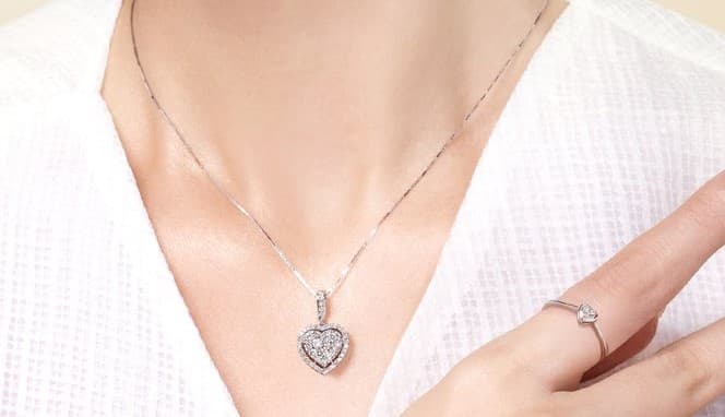 Elegan Setiap Hari! 7 Tips Padu Padan Model Kalung Berlian dengan Outfit