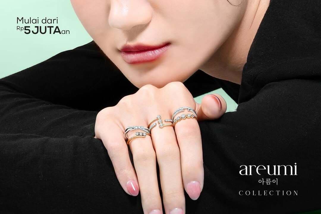 Gambar Cincin Emas Dengan Berlian yang Terinspirasi Gaya Korea Modern