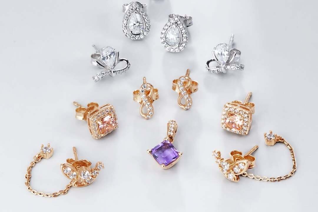 Cari Perhiasan Buat Wedding? Cek Harga Anting Emas 1 Gram di Sini!