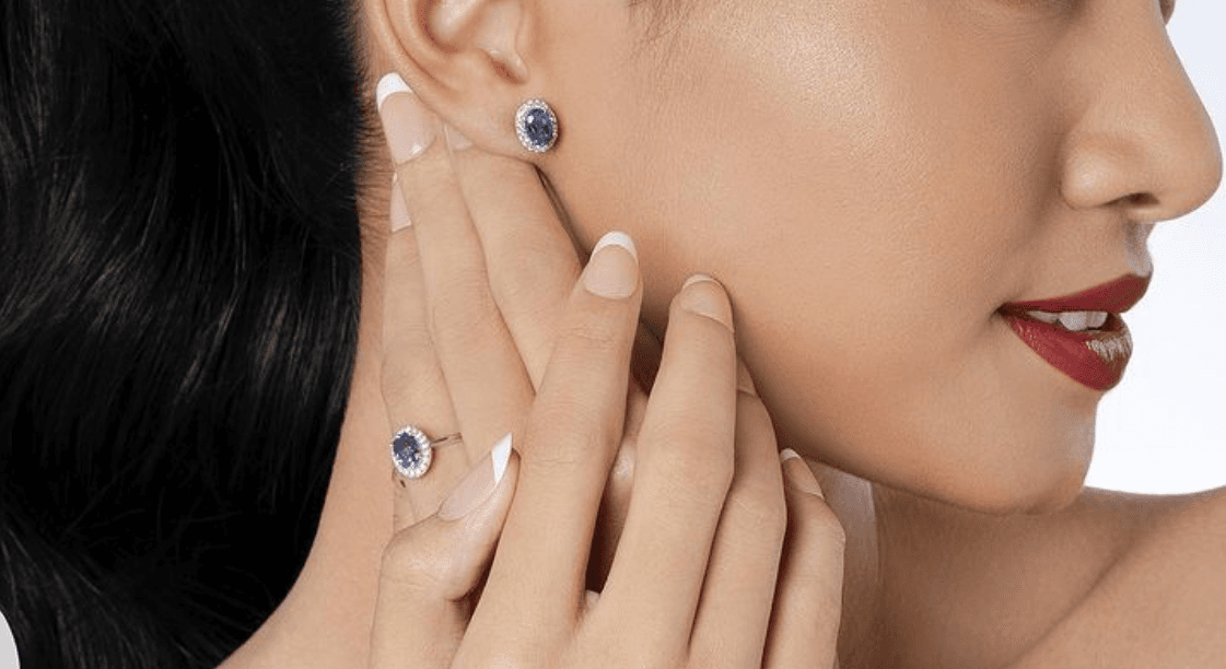 4 Model Anting-Anting Emas dengan Berlian yang Stylish untuk Outfit ke Kantor