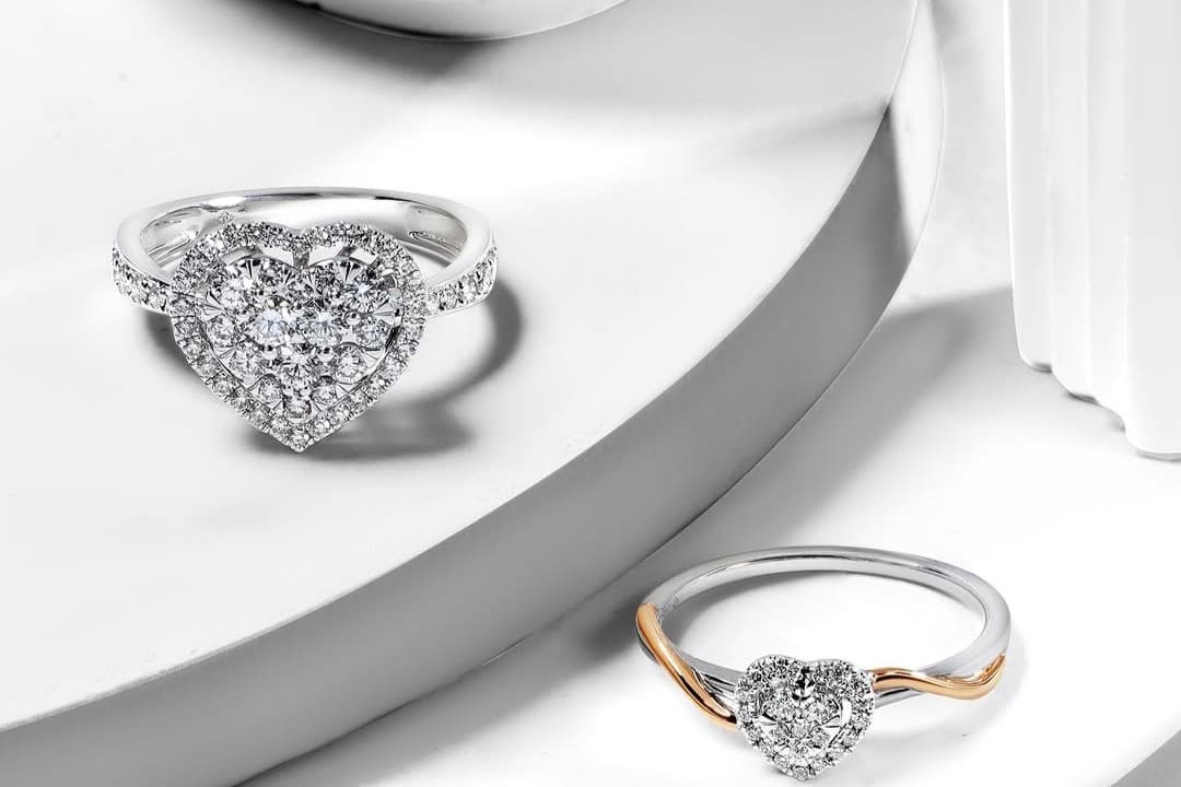 Inspirasi Cincin Tunangan Emas Putih dengan Hiasan Berlian Terunik