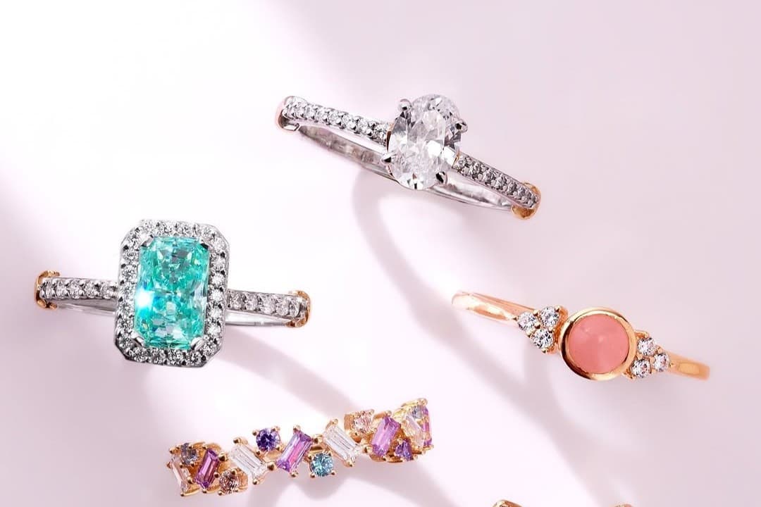 Inspirasi Model Cincin Terbaru dengan Hiasan Permata untuk Hiasi Malam Natal Anda