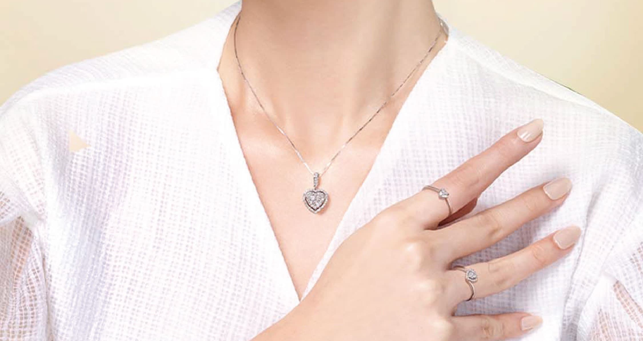 Inspirasi Memilih Kalung Emas dengan Hiasan Berlian yang Cocok untuk Acara Keluarga