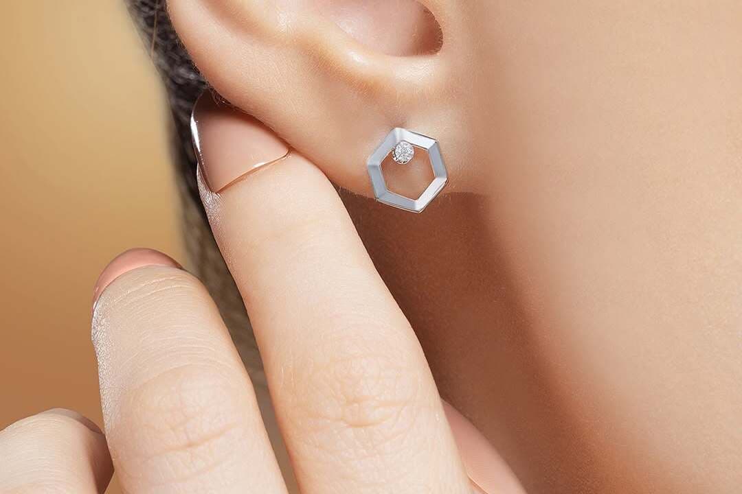 Tips Membersihkan Anting Emas dengan Hiasan Berlian yang Dipakai Sehari-Hari