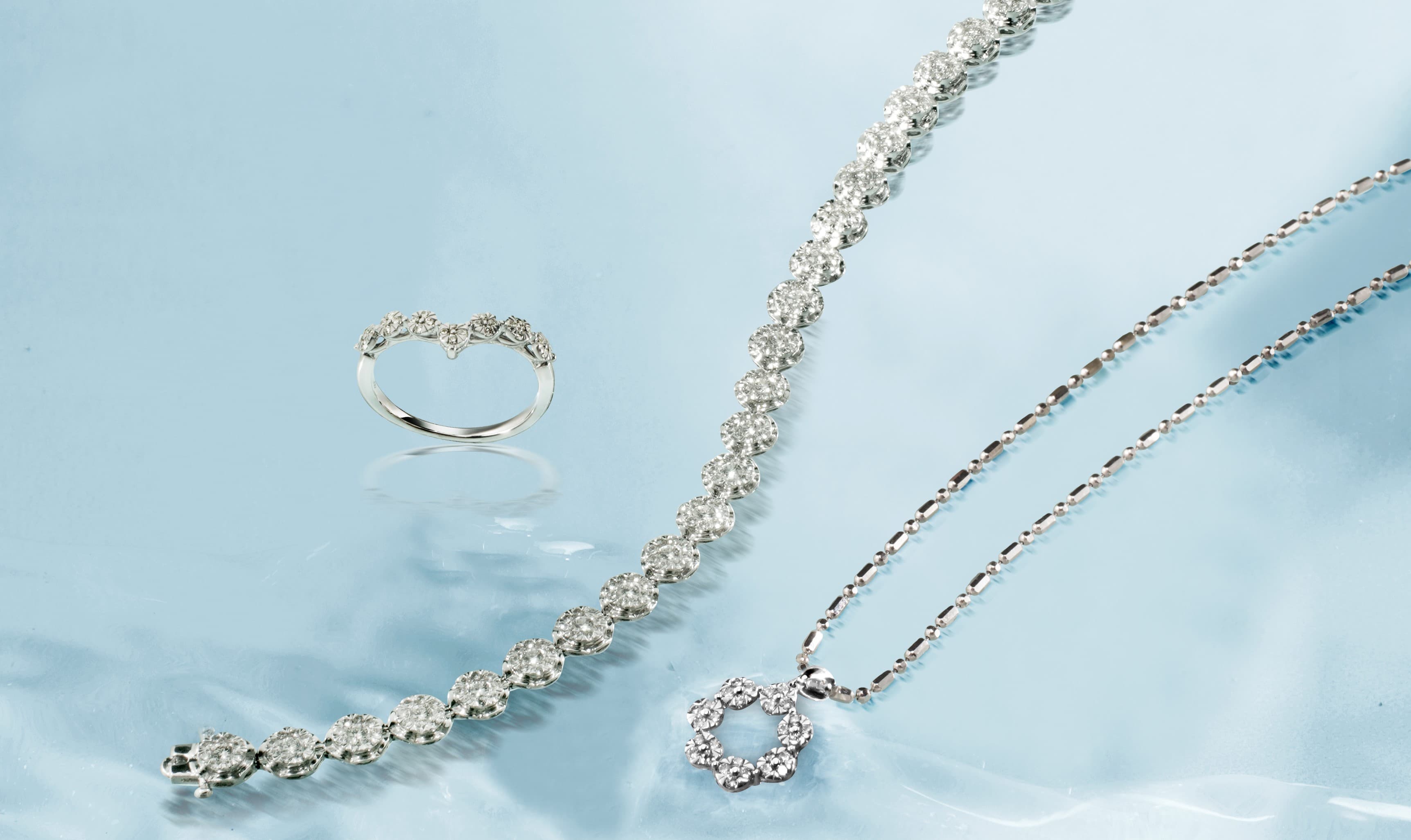 Bosan dengan Kalung Biasa? Coba Layering Kalung Emas Kecil dengan Liontin Berhiaskan Berlian ini