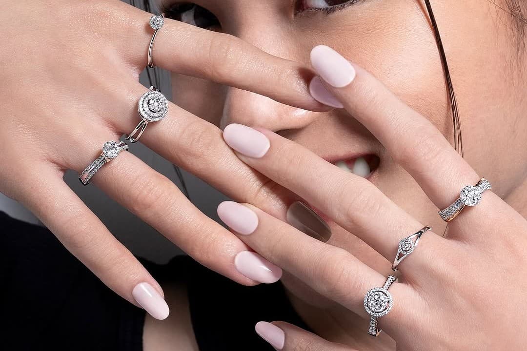 Dari Mana Asal Mula Tradisi Memberikan Cincin Lamaran?