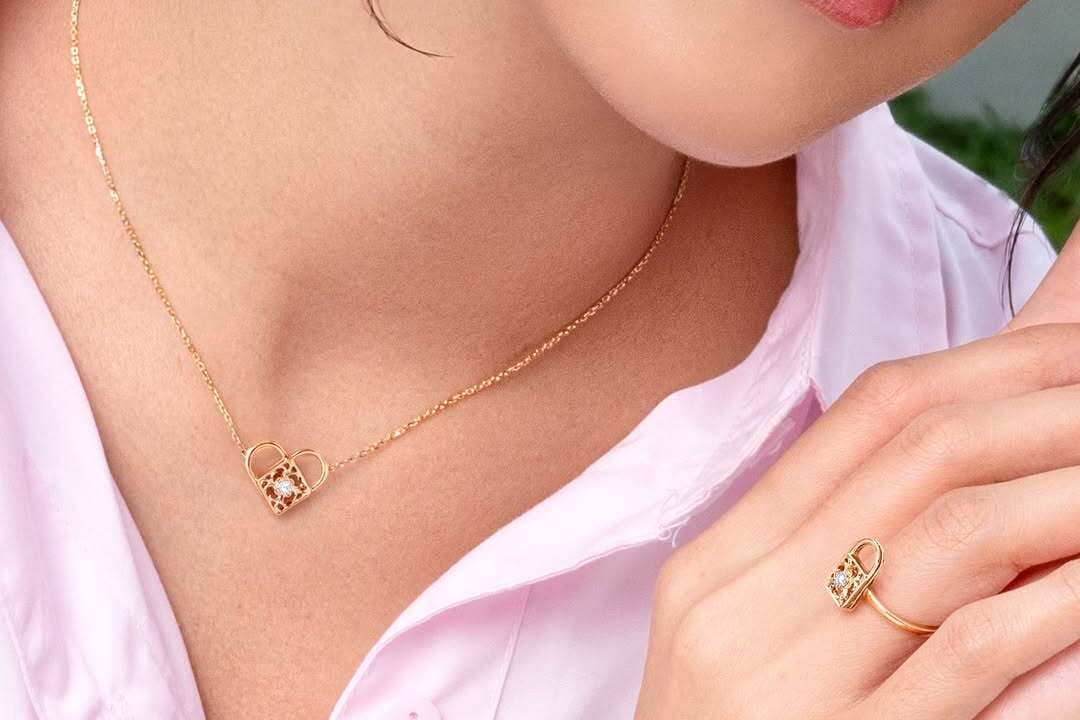 Liontin Kalung Emas Terbaru untuk Look Korea yang Soft