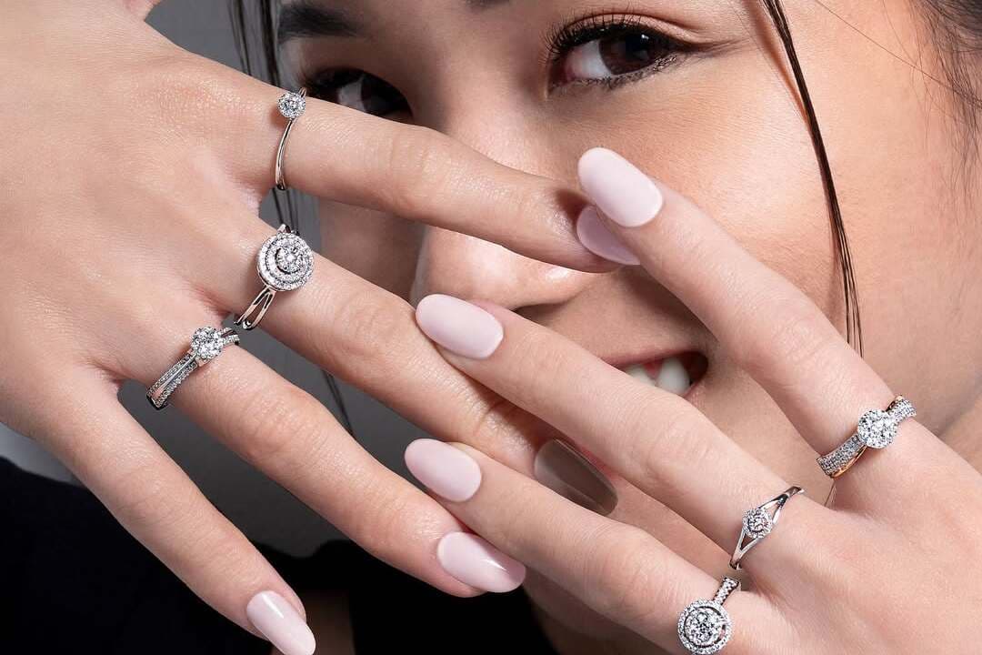 Etika Memakai Cincin Emas Wanita Berhias Berlian Buat Acara Formal dan Kasual