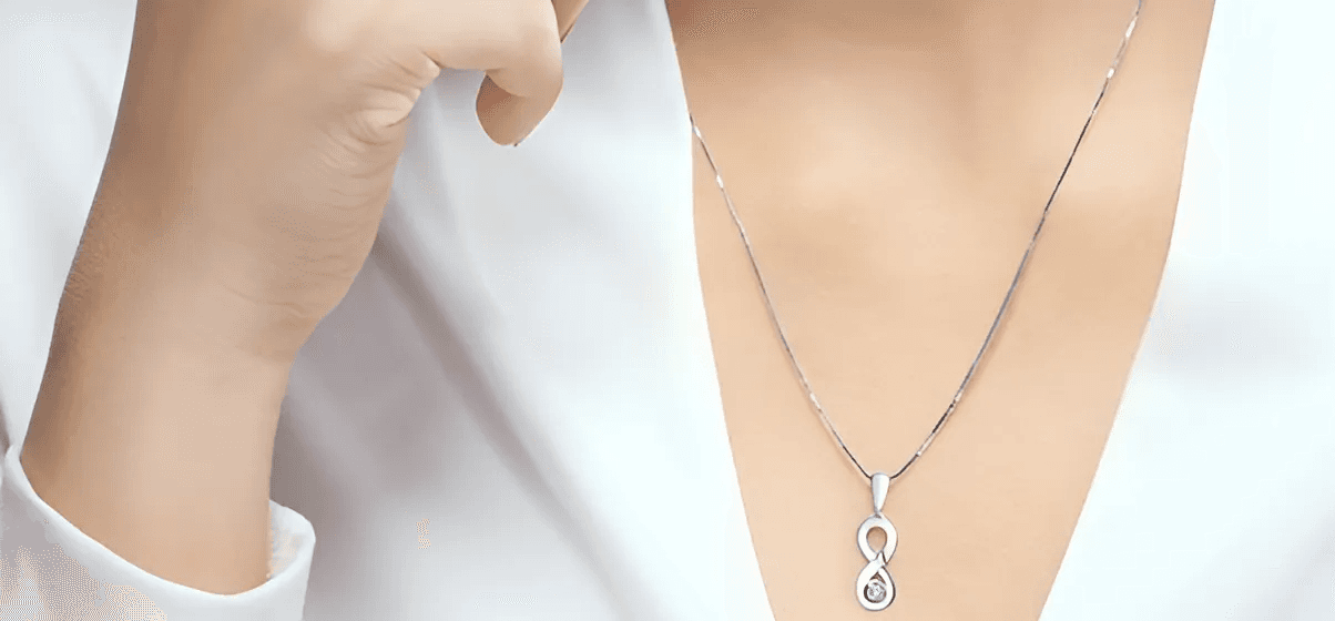 Serupa Tapi Tak Sama, Ini Dia Perbedaan Kalung dengan Liontin