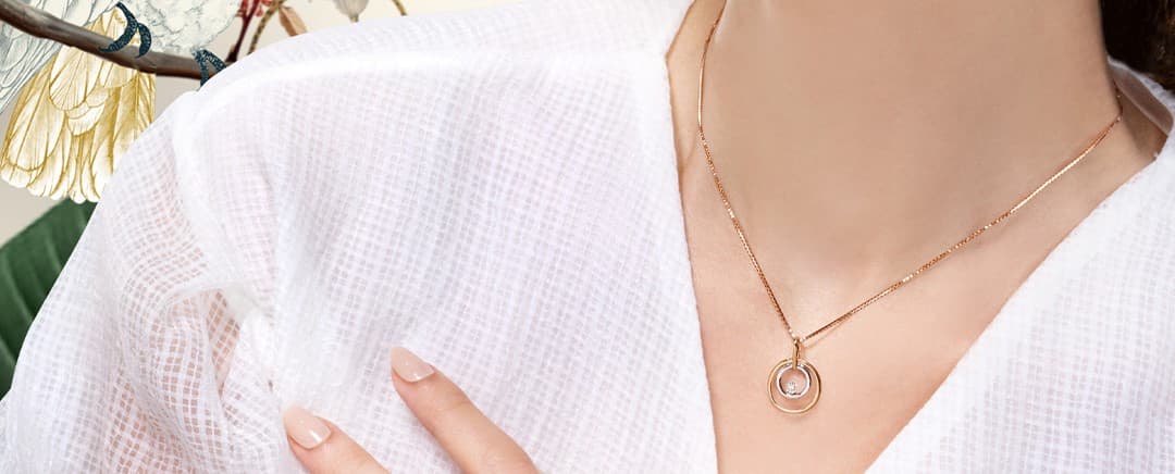 Tampil Berbeda & Mewah di Setiap Aktivitas dengan Kalung dengan Liontin Berlian