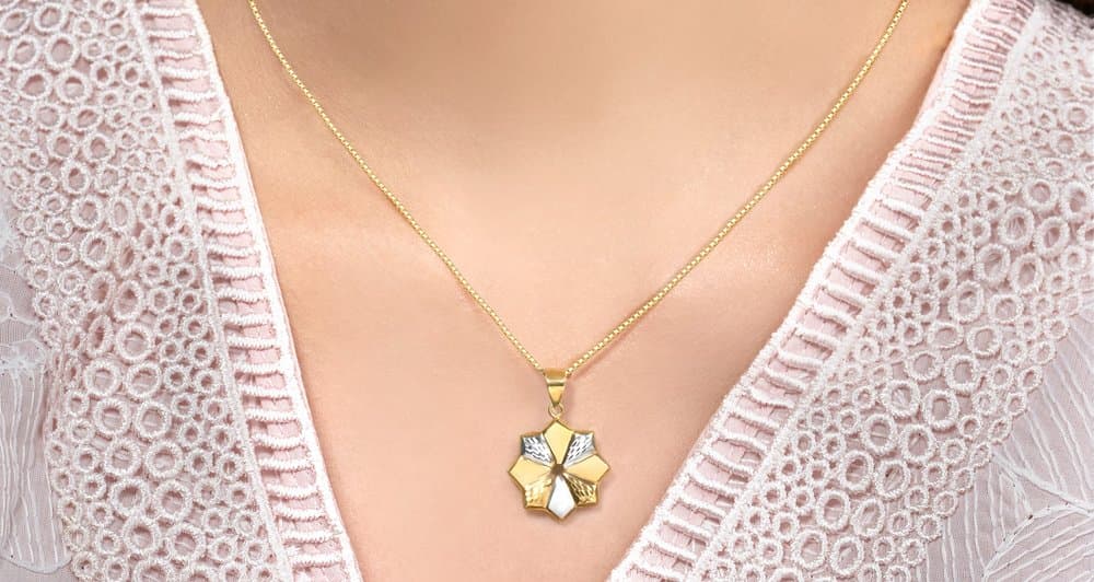Cek 5 Cara Styling Kalung Emas dengan Berlian agar Tetap Standout Anti Boring