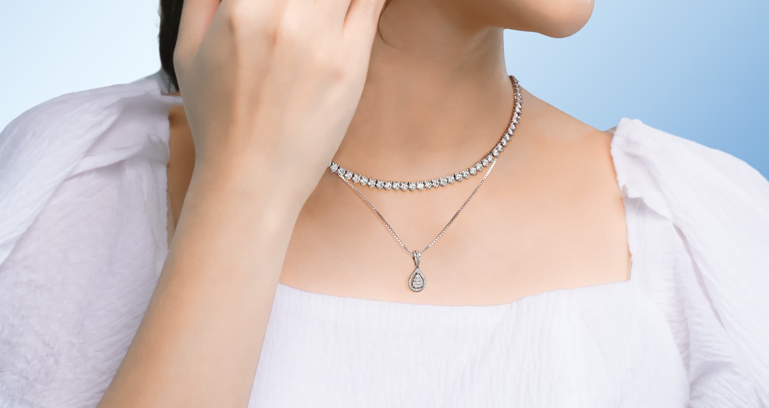 6 Inspirasi Style Perhiasan Kalung Emas Bertatahkan Berlian yang Menawan