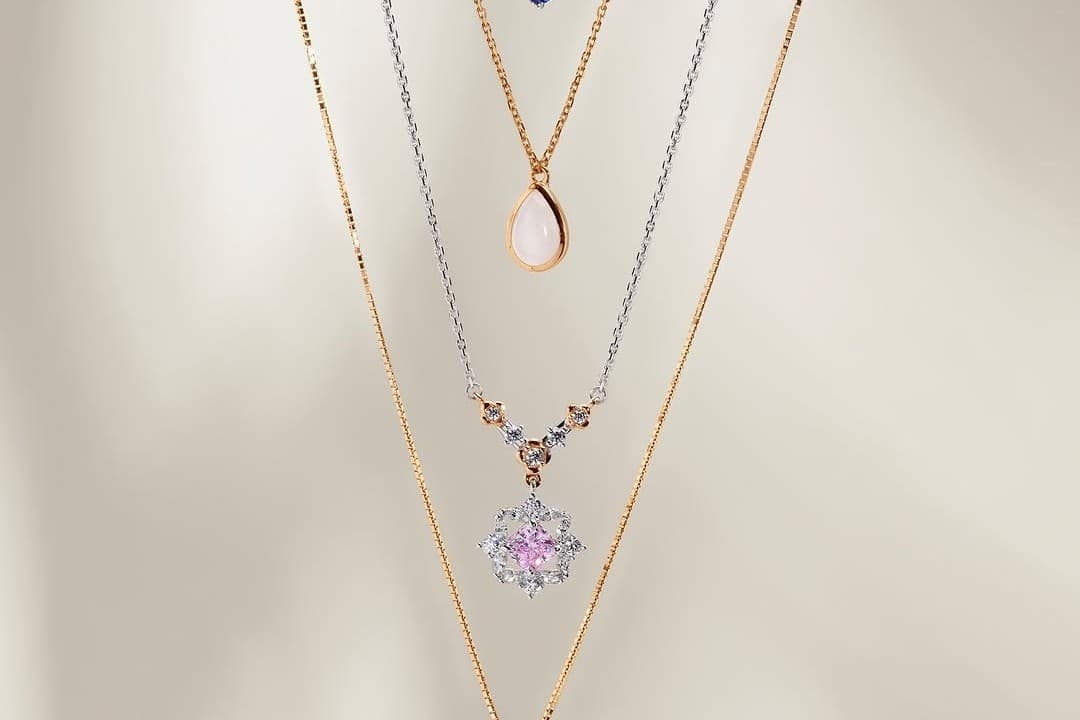 Bingung Cari Hadiah Anniversary Pernikahan? Berikan Perhiasan Emas Terbaru Saja!